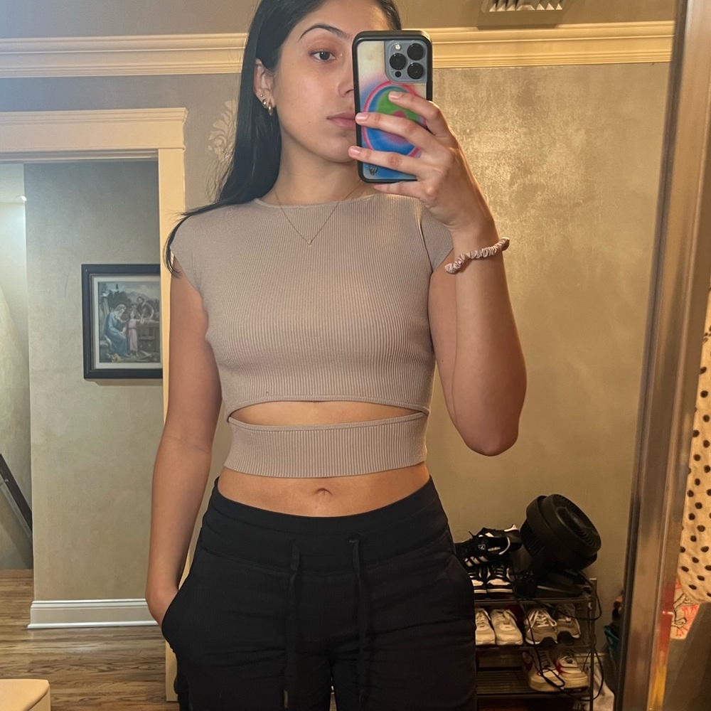 Aritzia cut out cap sleeve crop top